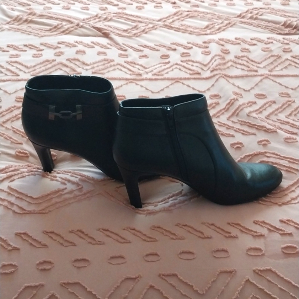 Women's size 7.5 medium black ankle boots.